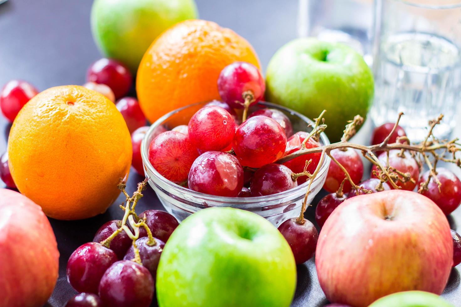frutas frescas mixtas para una alimentación saludable y una dieta foto