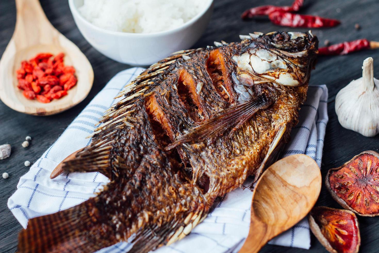 pescado frito y arroz con verduras foto