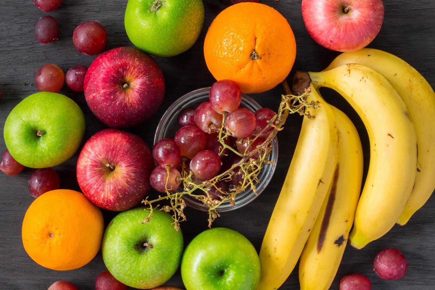 frutas frescas mixtas para una alimentación saludable y una dieta foto