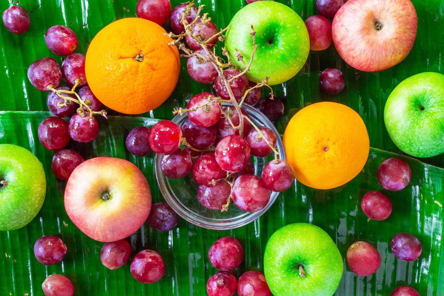 frutas frescas mixtas para una alimentación saludable y una dieta foto