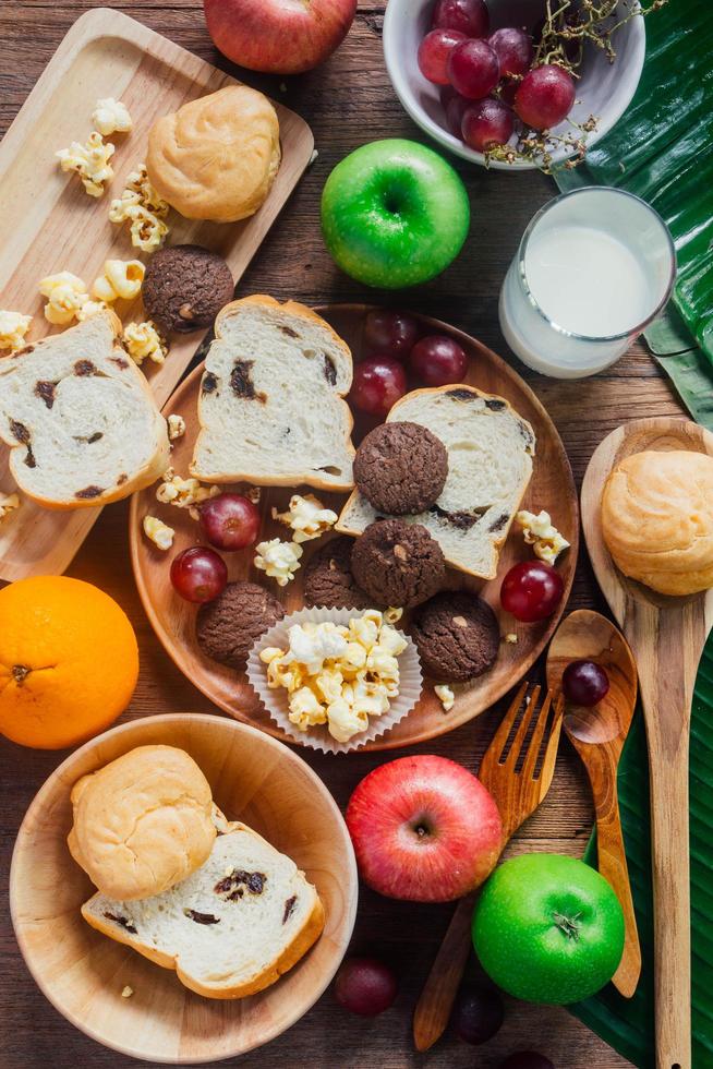 desayuno con galletas, pan, frutas frescas para una alimentación saludable y leche foto