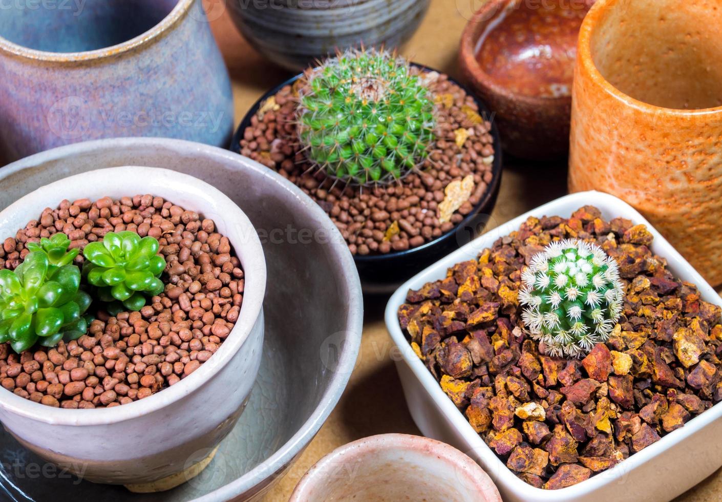 cuencos de cerámica preparados para usar en macetas de interior foto