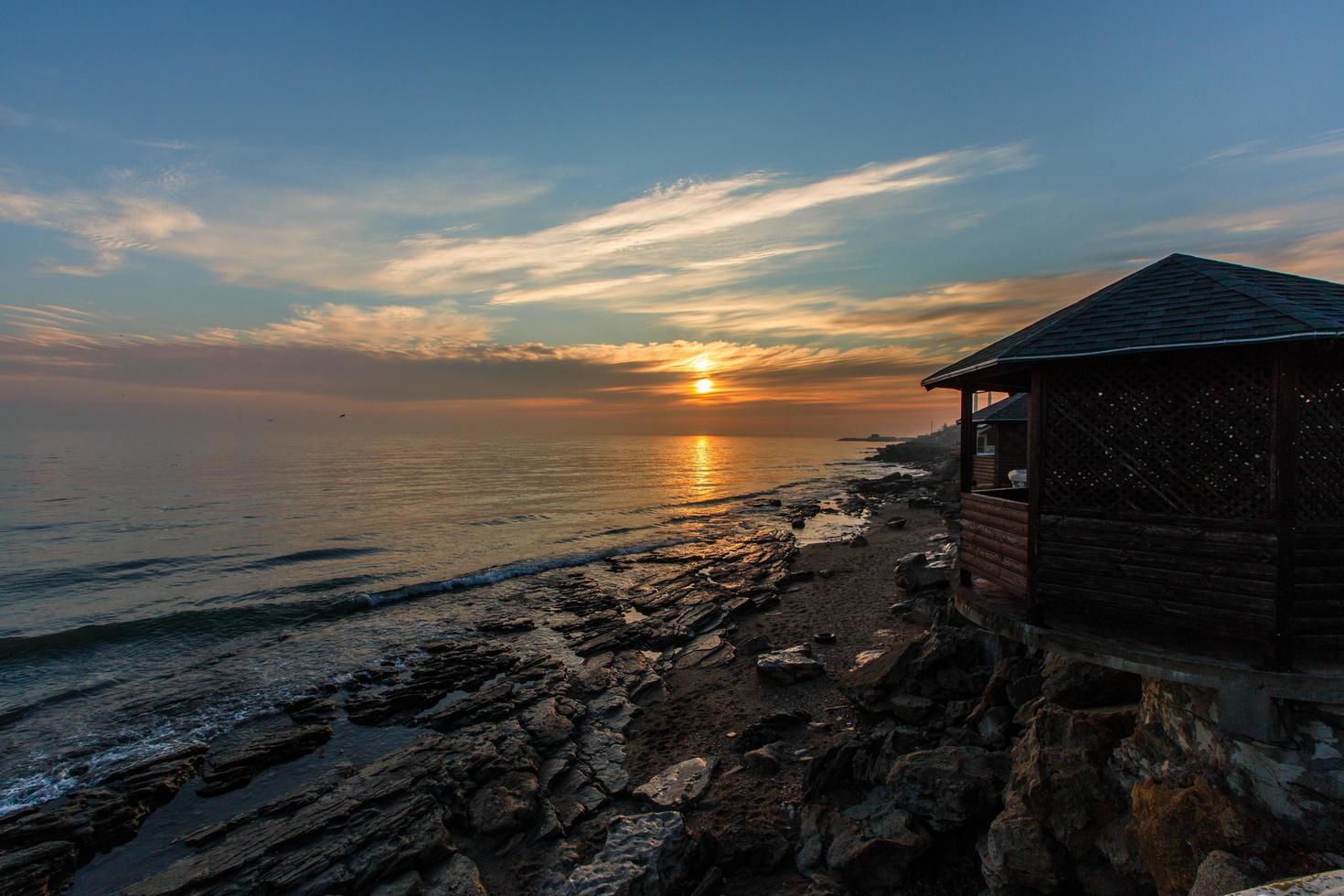 Hermoso amanecer sobre el mar Caspio en Daguestán, Rusia foto