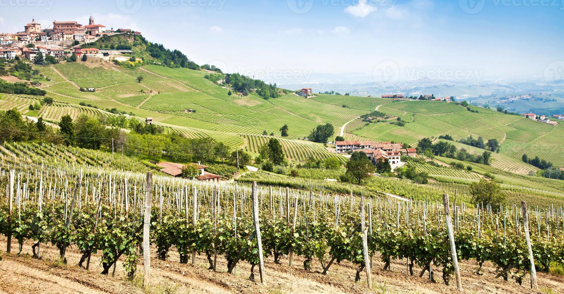 la morra pueblo tradicional cerca de barolo y alba, región de piamonte, italia. foto