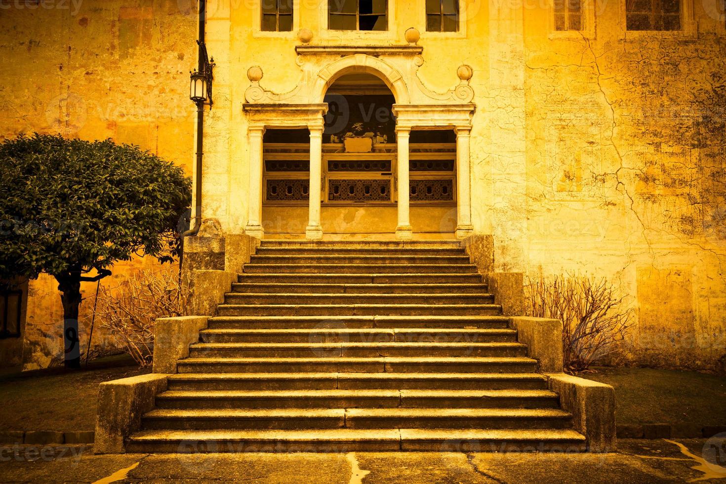 misteriosa capilla antigua con perspectiva de escalera foto