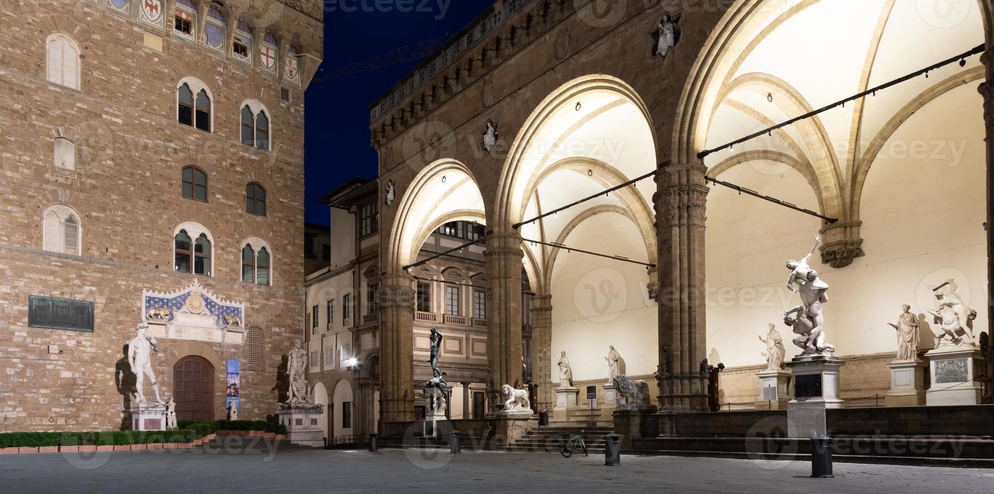 arquitectura de florencia iluminada por la noche, piazza della signoria - plaza de la signoria - italia. escena urbana en el exterior - nadie foto