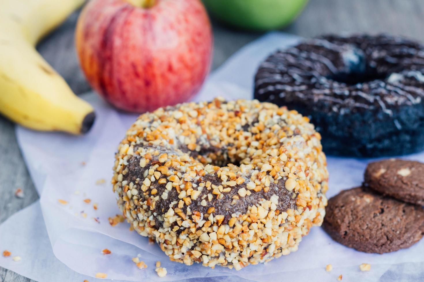 donuts con galletas y manzana foto