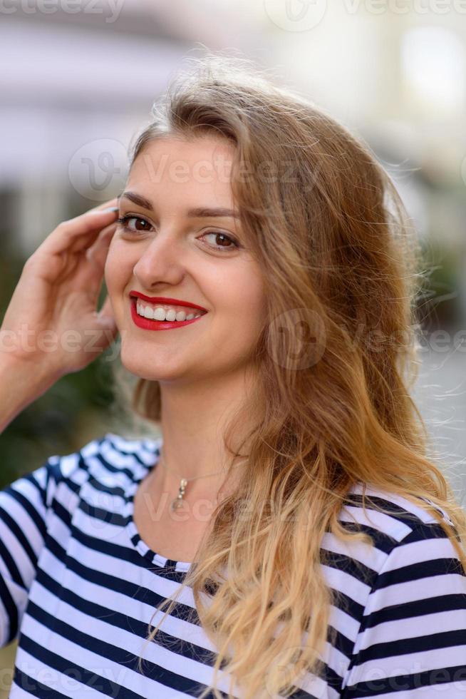 retrato de una mujer hermosa joven. foto