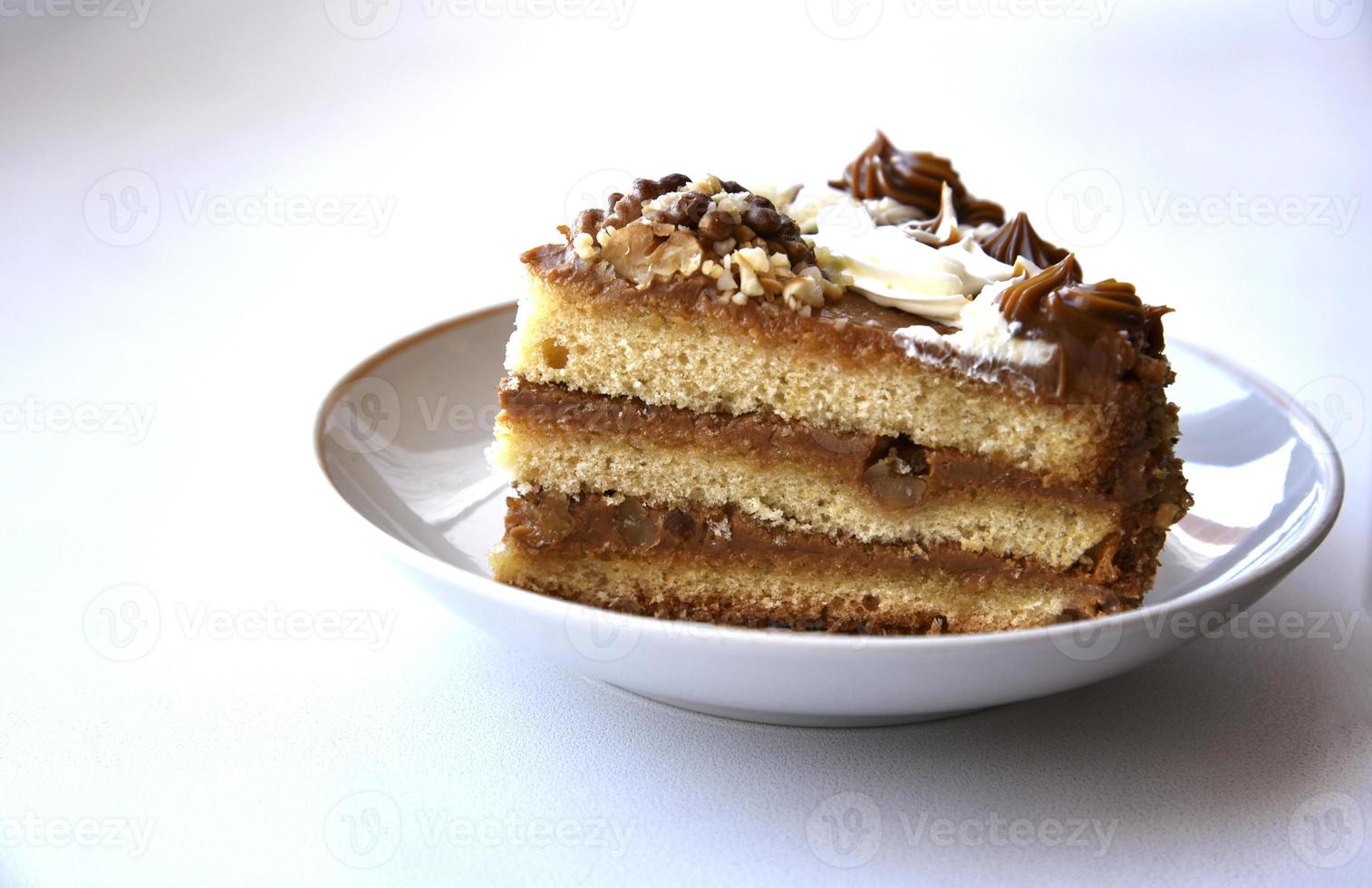 un trozo de pastel en un plato con nueces foto