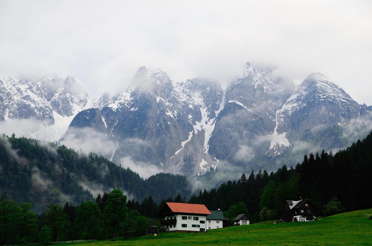 dachstein con niebla y casas foto