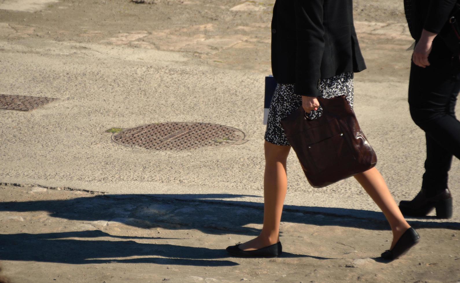 mujer de negocios en falda corta foto