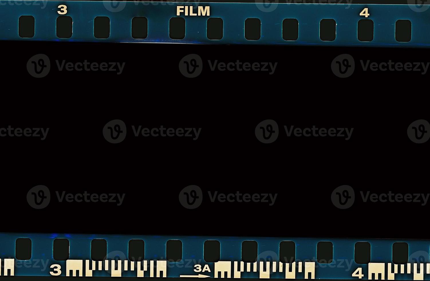 Tira de fotogramas de película de 35 mm escaneada con signos de uso en el bisel. foto