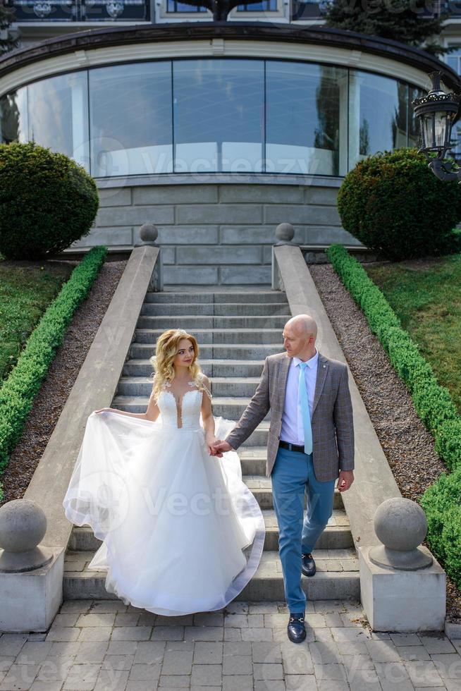 la novia y el novio se dan la mano. un hombre y una mujer se miran a los ojos. foto