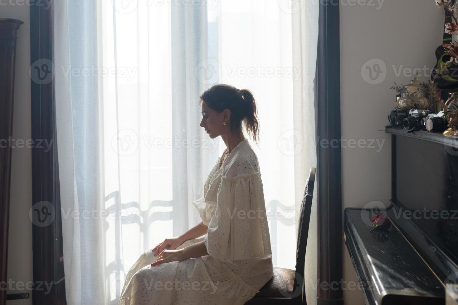 retrato de primer plano de una mujer hermosa joven. la mujer mira en el marco. foto