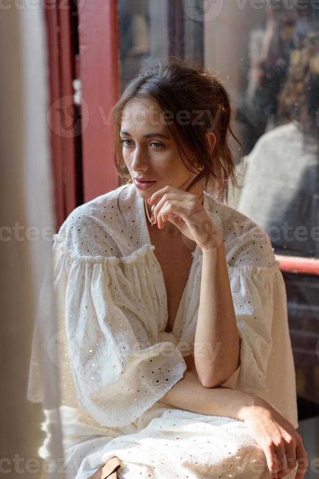 retrato de primer plano de una mujer hermosa joven. la mujer mira en el marco. foto