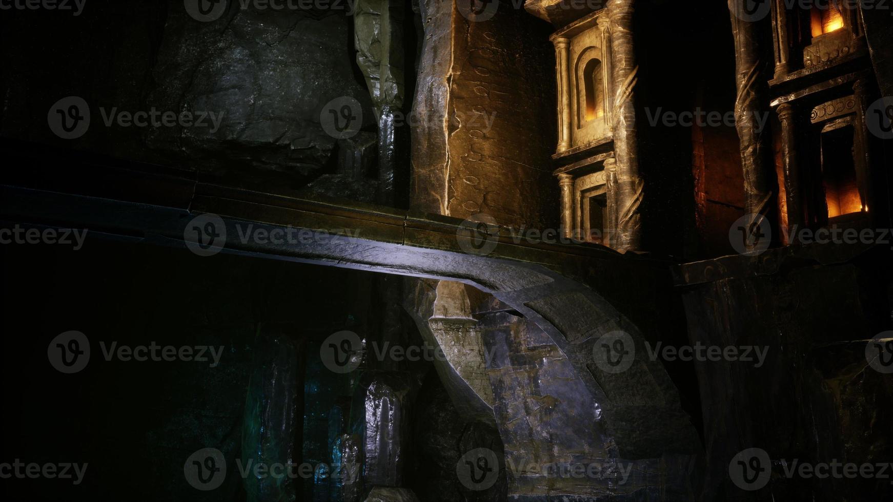 viejo puente de piedra dentro de una gran cueva foto