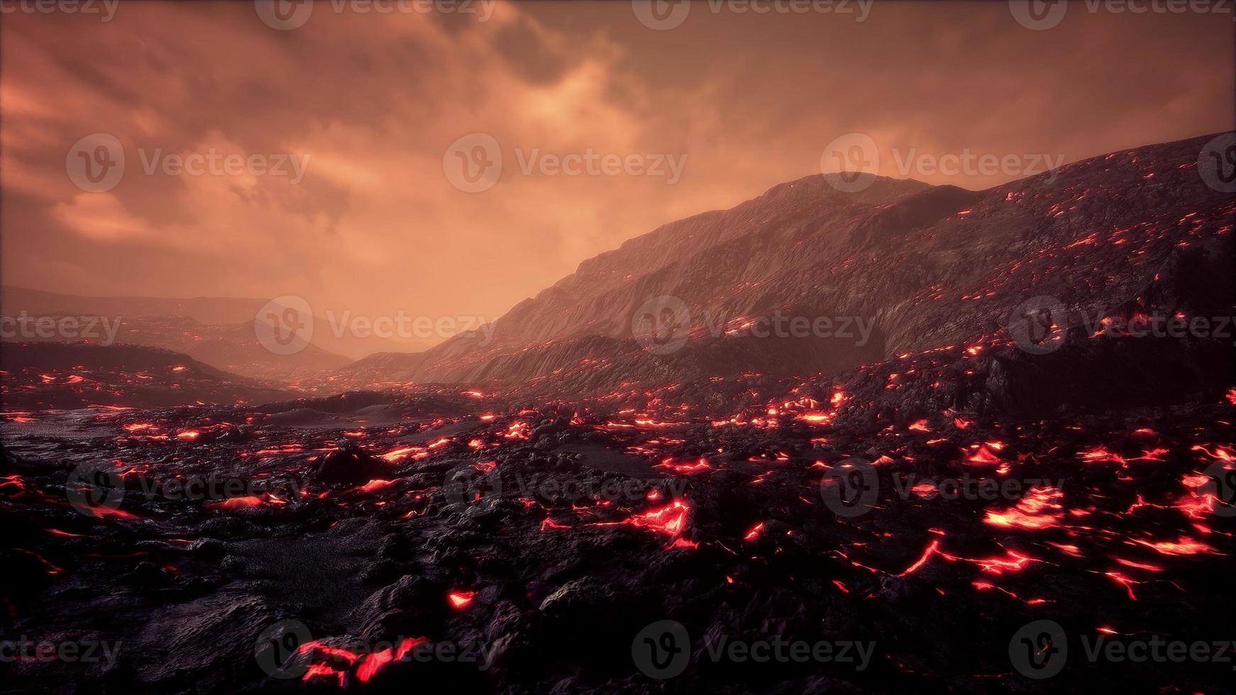 erupción volcánica activa y flujo de lava en el volcán foto