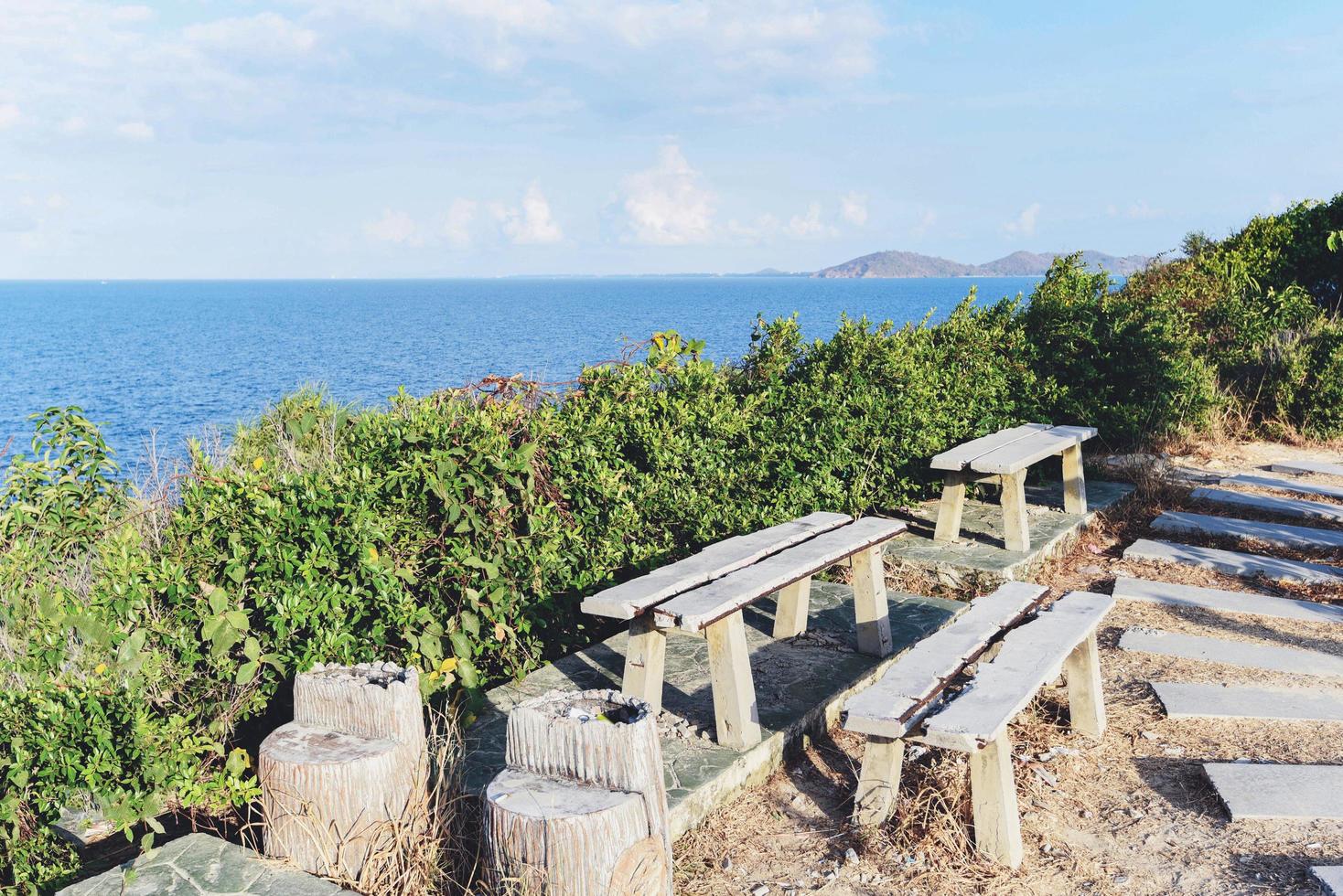 banco en la cima de la colina para ver el mar con un árbol - vistas a las montañas con el mar en Tailandia foto