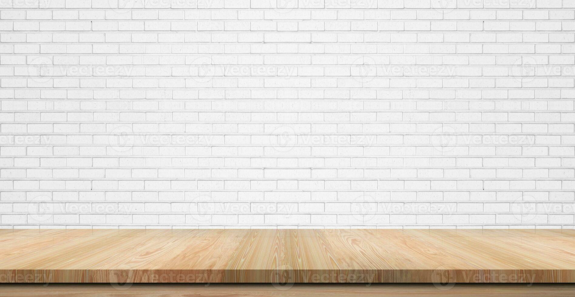 mesa de madera vacía, mostrador o estante sobre fondo de pared de ladrillo blanco, para pancarta de exhibición de alimentos, fondo. foto