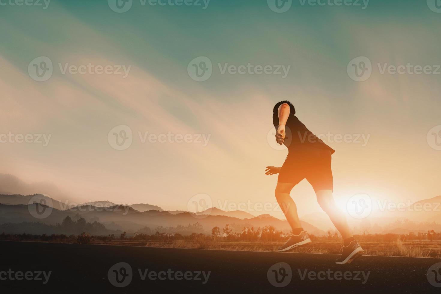 el joven disfruta corriendo afuera con una hermosa noche de verano en el campo. foto