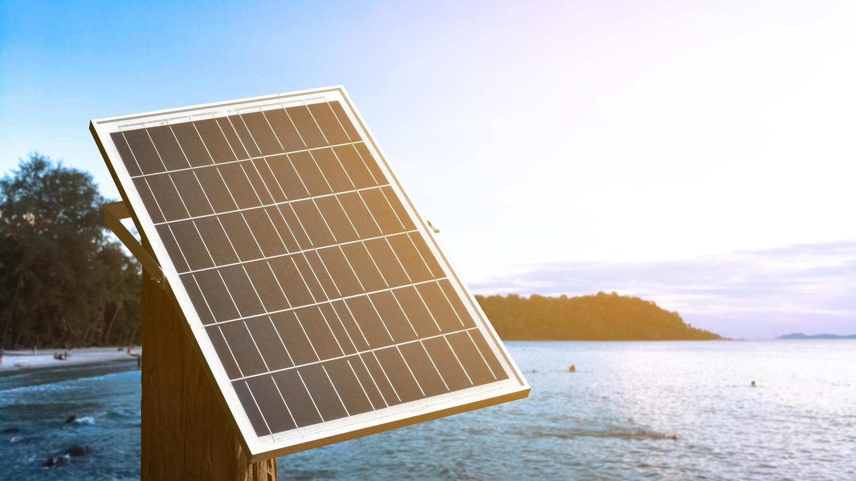 panel fotovoltaico, nueva tecnología para almacenar y utilizar la energía de la naturaleza con la vida humana, la energía sostenible y el concepto de amigo del medio ambiente. foto