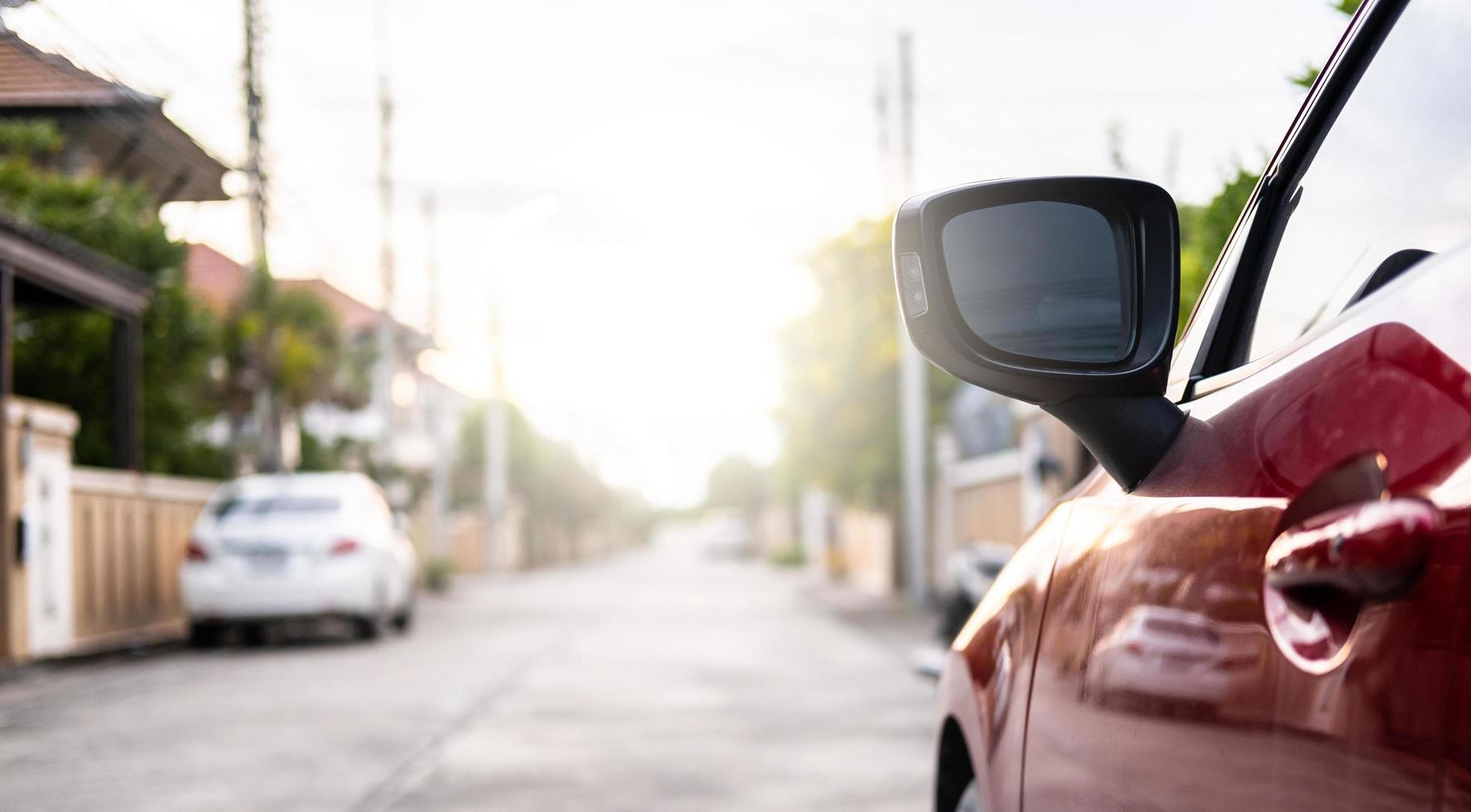 objeto para el color rojo claro de la cola del coche del mundo virtual del metaverso sobre fondo negro para los clientes. uso de papel tapiz o fondo para el transporte o la tecnología de automóviles de automóviles del futuro foto