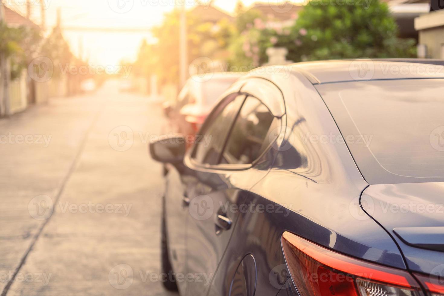 objeto para el color rojo claro de la cola del coche del mundo virtual del metaverso en el fondo para los clientes. uso de papel tapiz o fondo para el transporte o la tecnología de automóviles de automóviles del futuro foto