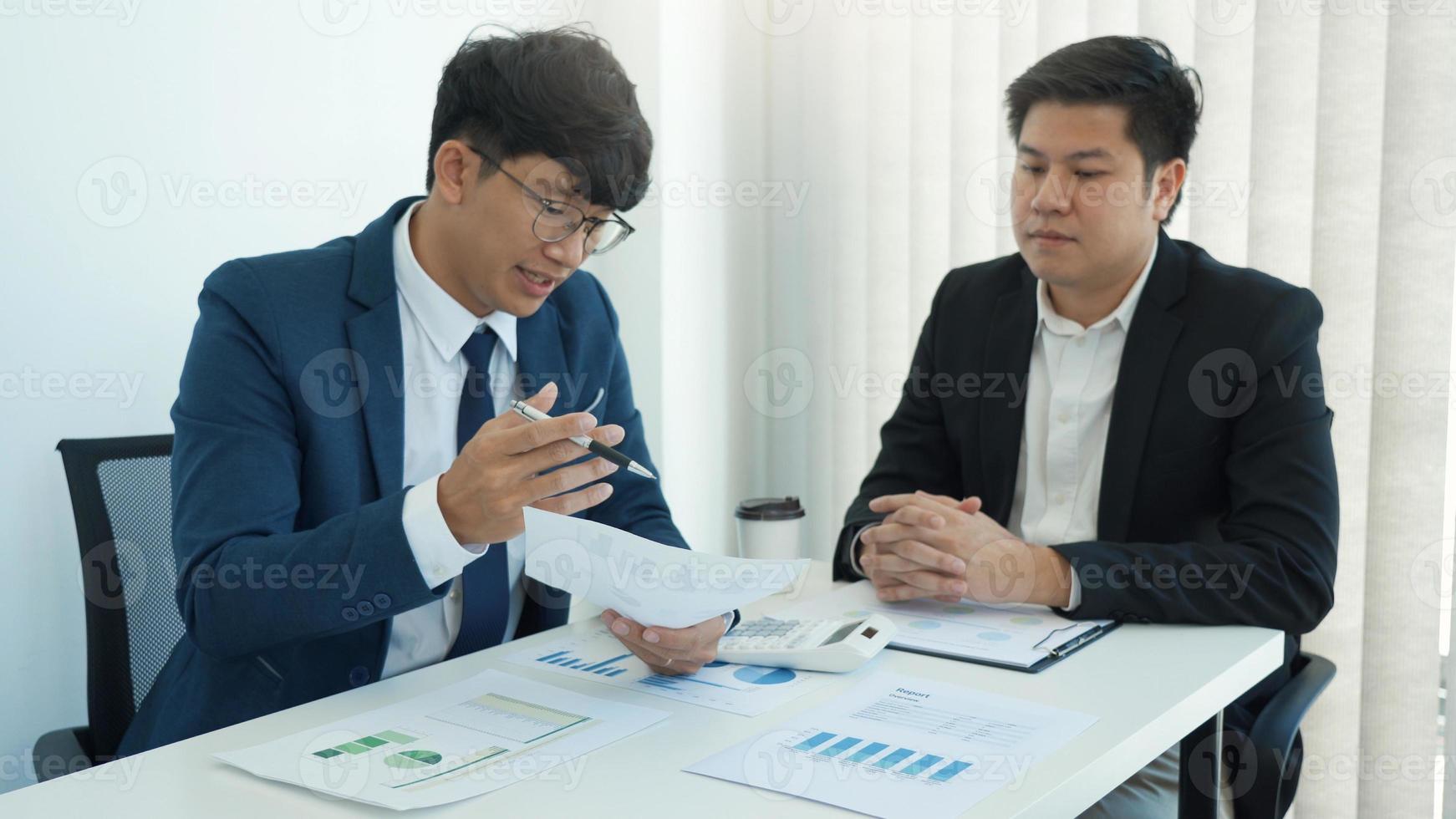 trabajo en equipo con el gráfico de costos de análisis de personas de negocios en el escritorio en la sala de reuniones. foto