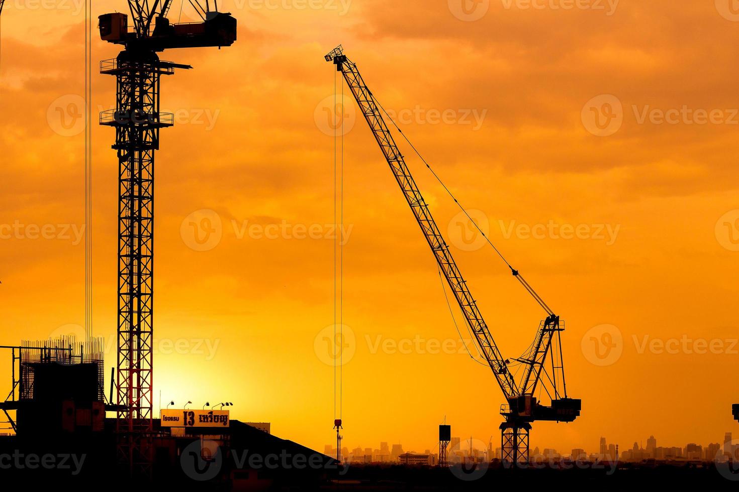 grúas de construcción y siluetas de edificios foto