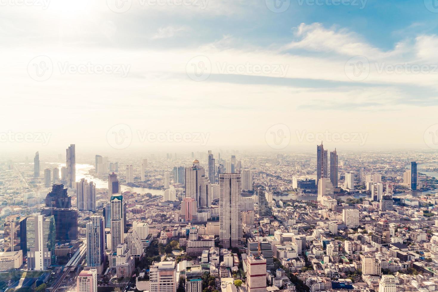 Hermoso paisaje urbano con arquitectura y construcción en Bangkok, Tailandia foto