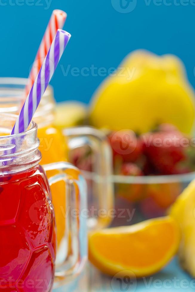 batido de piña fresca y fresa en vasos con frutas foto