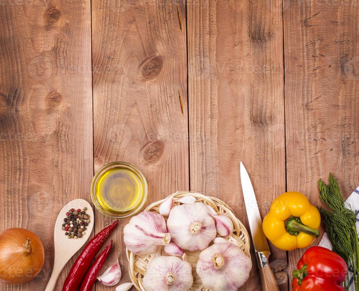 verduras frescas en una mesa de madera. antecedentes. estilo de vida saludable. foto