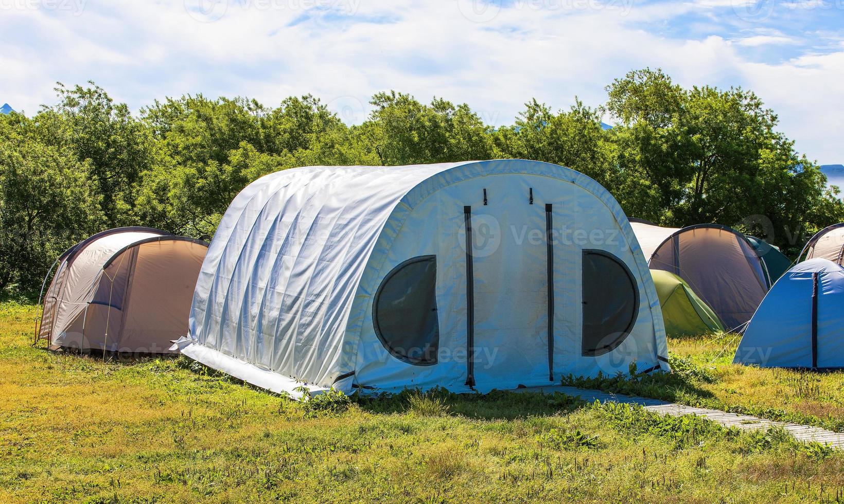 tienda de campaña en camping en el parque nacional. foto