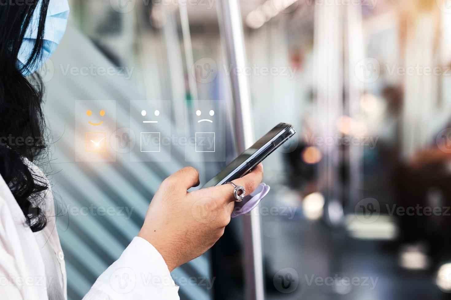 el usuario otorga una calificación a la experiencia del servicio en la aplicación en línea, el concepto de encuesta de retroalimentación de satisfacción de revisión del cliente, el cliente puede evaluar la calidad del servicio que conduce a la clasificación de reputación de la empresa. foto