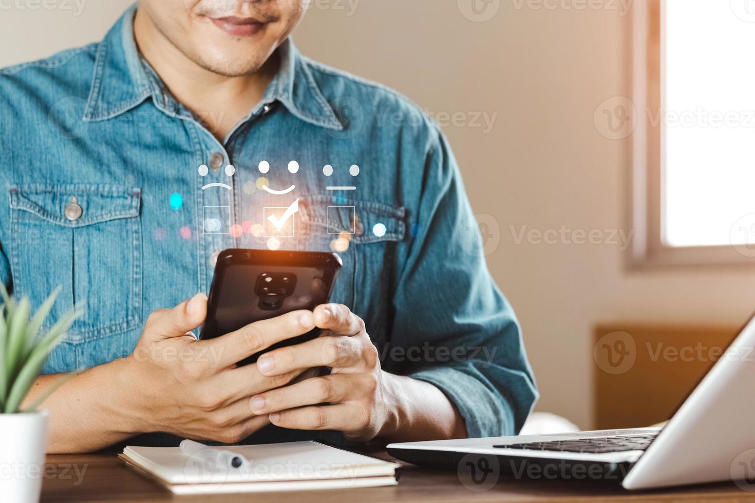 el usuario de hombres de negocios califica la experiencia del servicio en la aplicación en línea, el concepto de encuesta de retroalimentación de satisfacción de revisión del cliente. foto