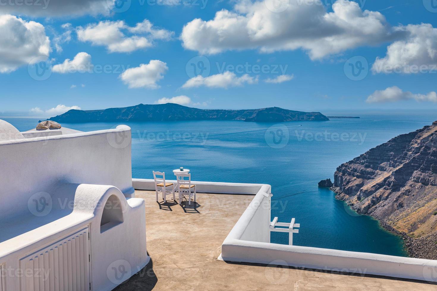 dos sillas en la terraza con vistas al mar. isla de santorini, grecia. antecedentes de viajes y vacaciones. mejor en paisaje de viaje para pareja romántica o destino de luna de miel. fantástica ubicación y vista foto