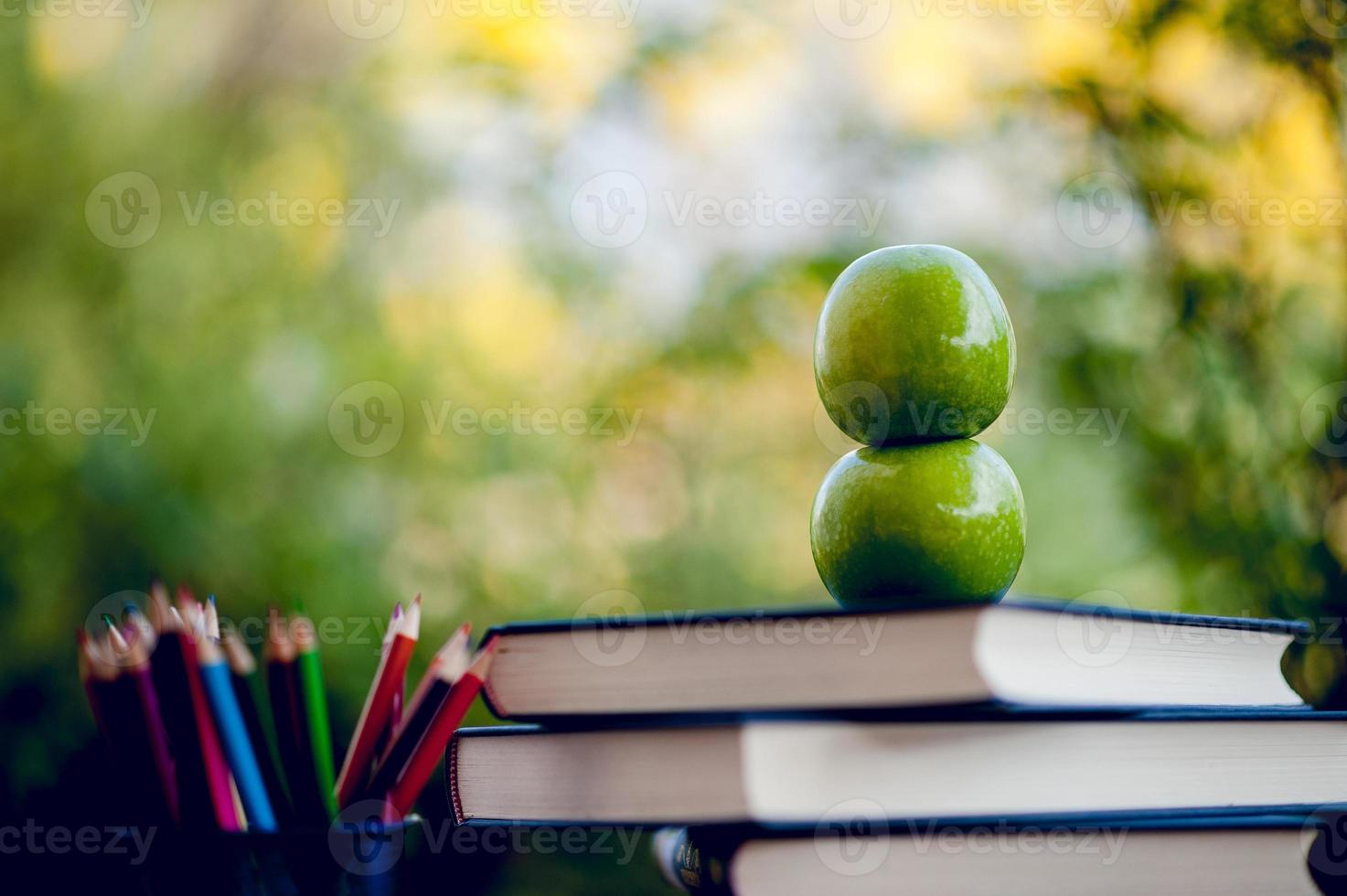 la imagen del libro se coloca sobre la mesa, enseñando el concepto de educación de materiales con espacio de copia foto