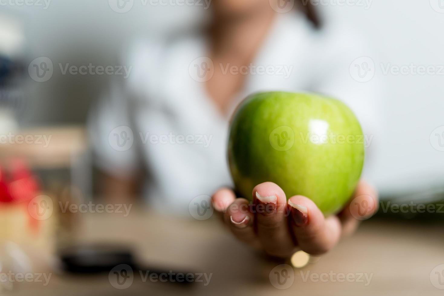 imágenes de manos e ideas creativas de manzanas verdes con espacio de copia foto