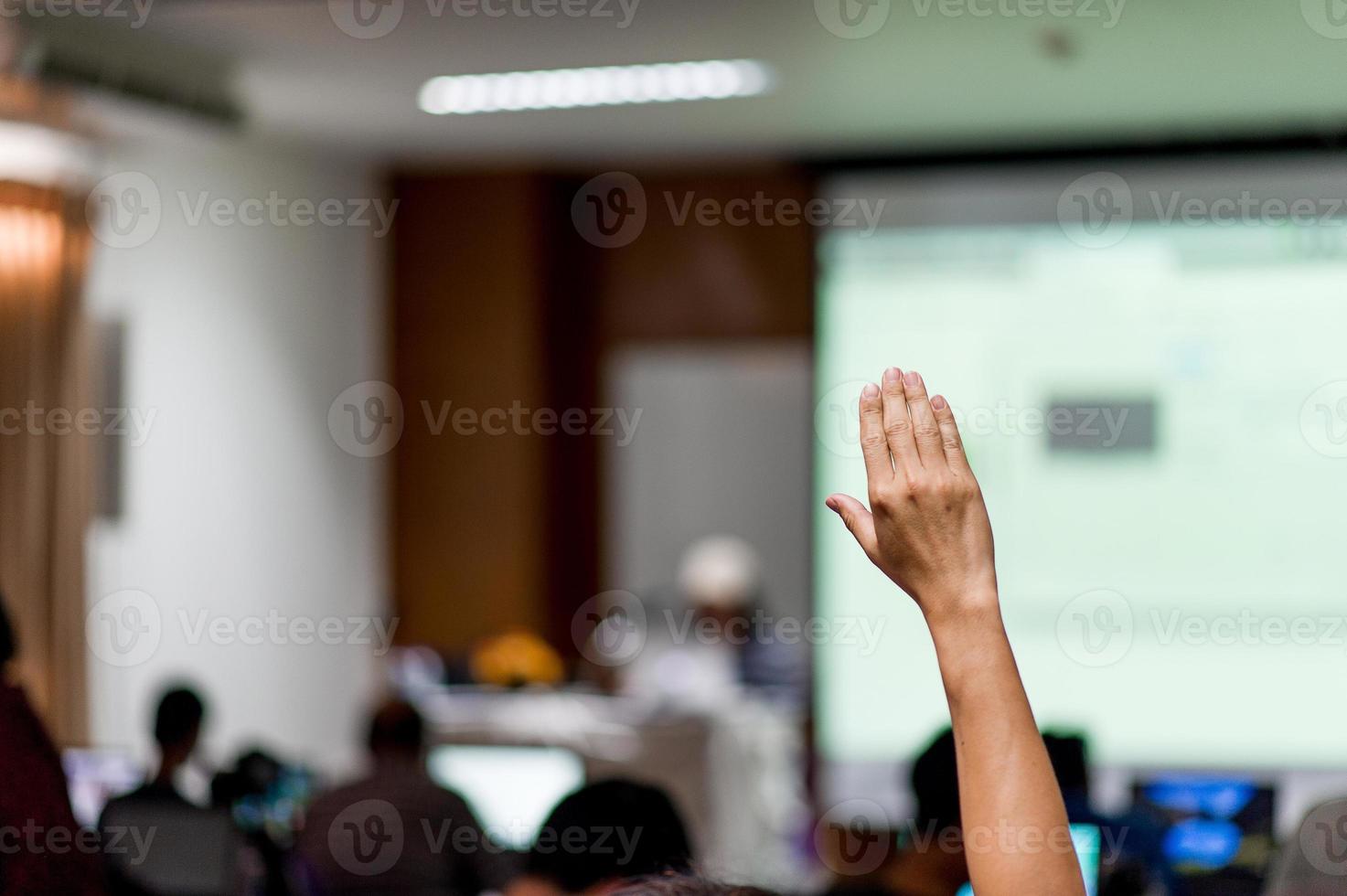 Hold hands up in the operator's meeting room. There is space for copying. photo