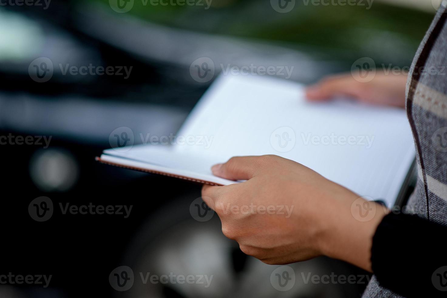 concepto de educación de imágenes y libros de mano con espacio de copia foto