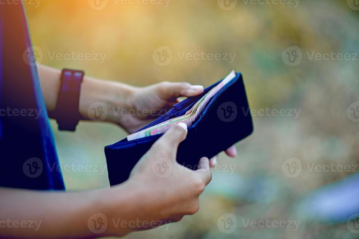 imágenes de mano y bolso de empresarios financieros concepto financiero exitoso con espacio de copia foto