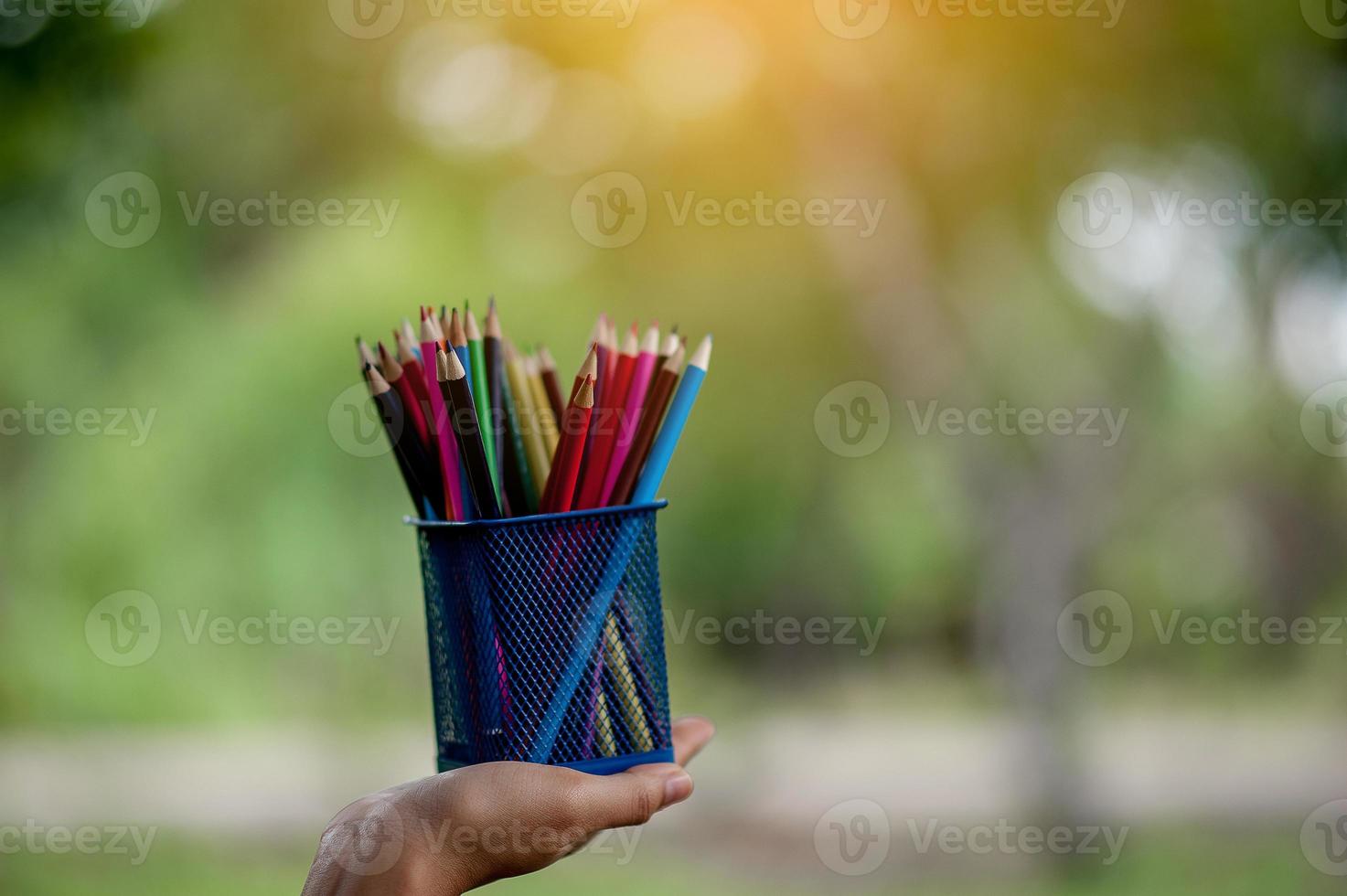 imágenes de mano y lápiz, concepto de educación de color de fondo verde con espacio de copia foto