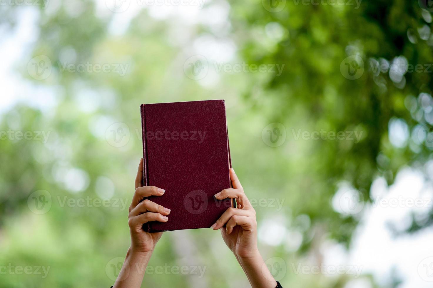 concepto de educación de imágenes y libros de mano con espacio de copia foto