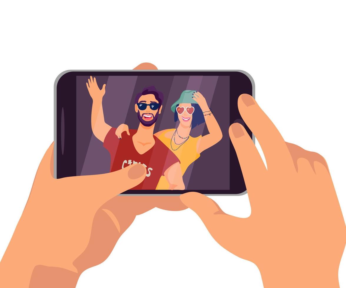 manos sosteniendo el teléfono inteligente con amigos de fotos selfie en la ilustración de vector de dibujos animados plana de pantalla aislada en el fondo. memorias de viaje y concepto de comunicación móvil.