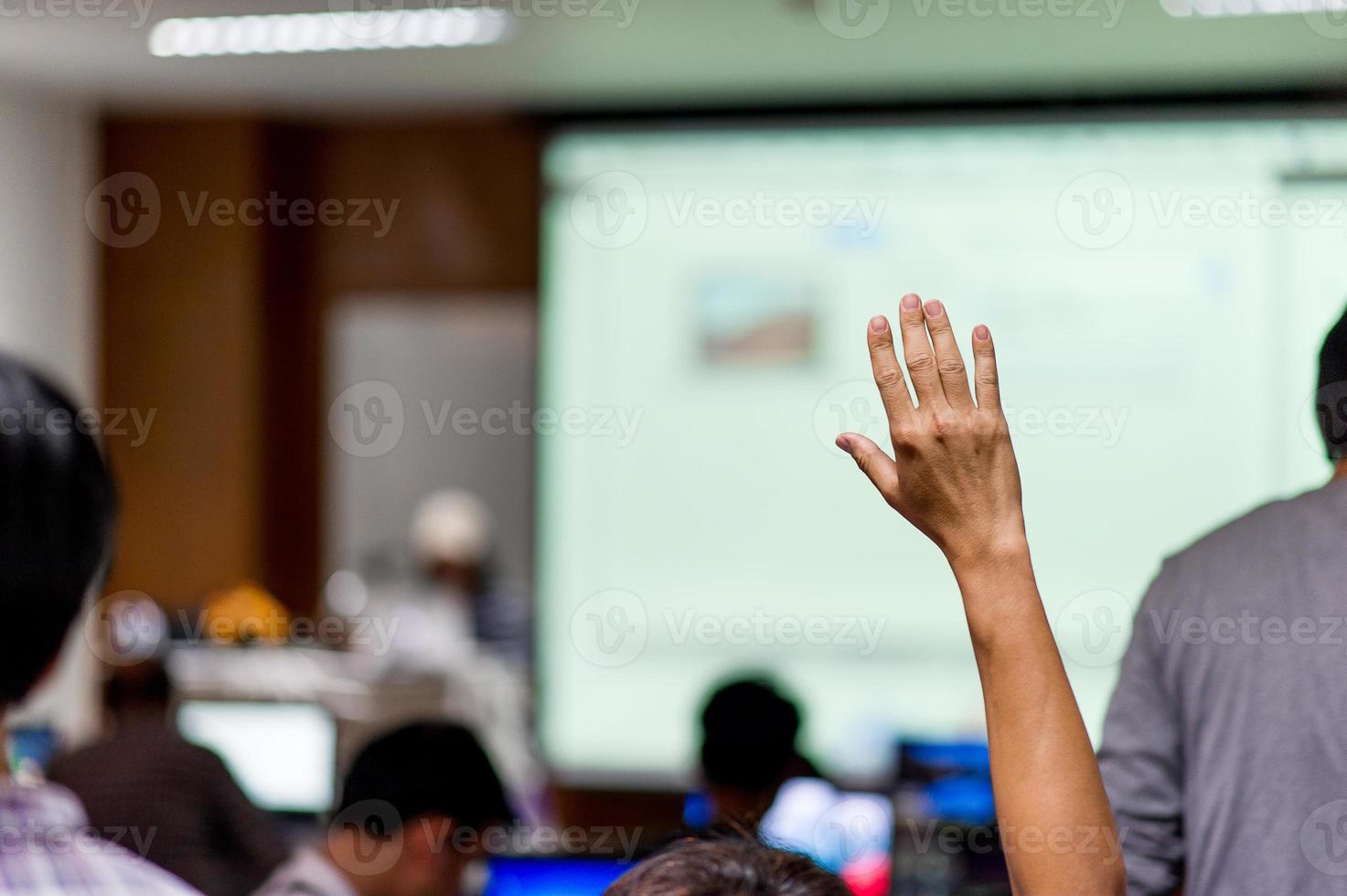 levantar las manos en la sala de reuniones del operador. hay espacio para copiar. foto