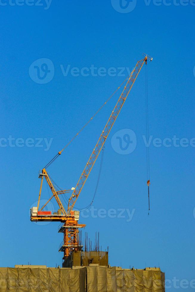 la grúa de construcción está trabajando en el cielo azul. foto