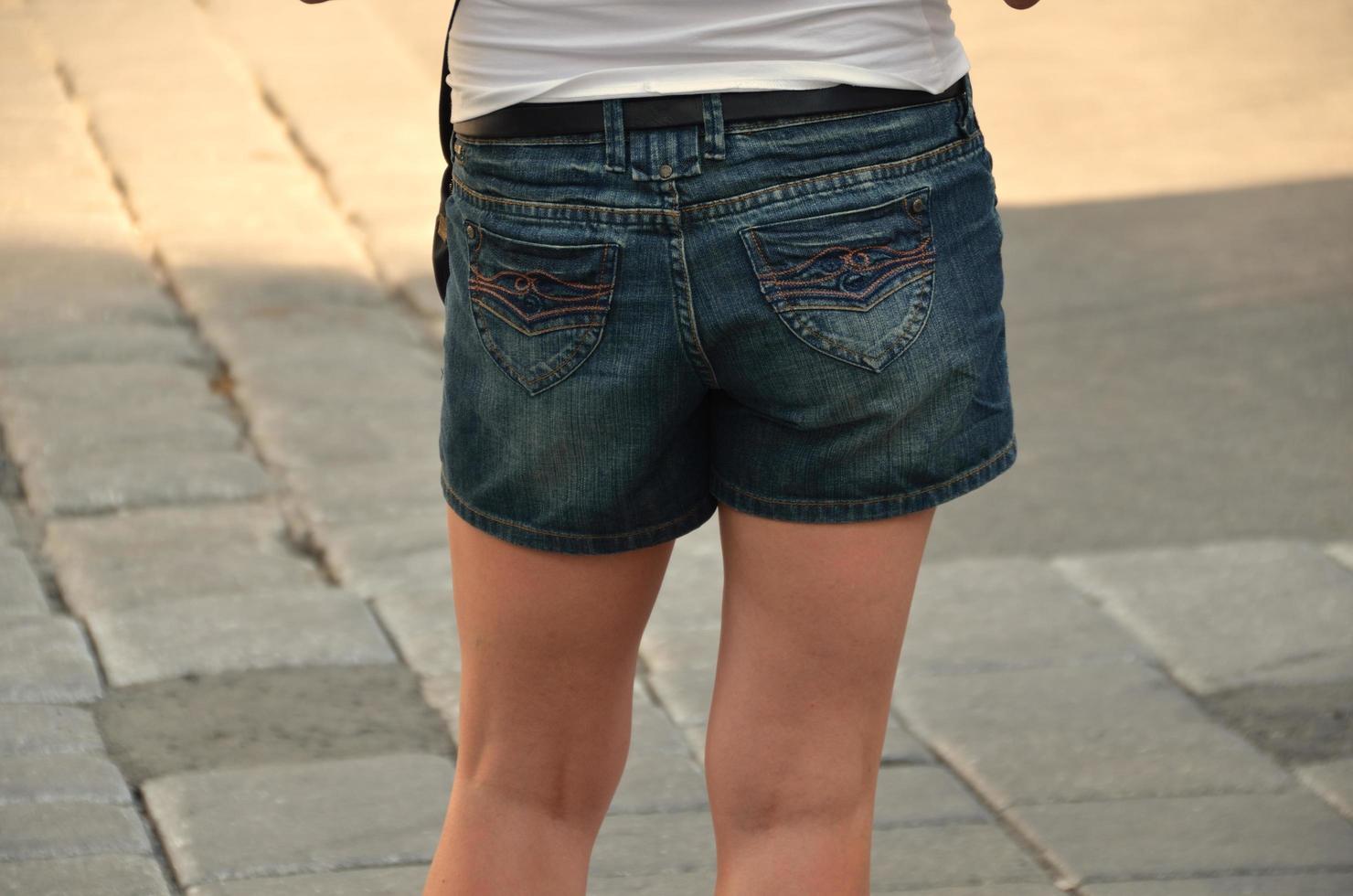 mujer en jeans cortos foto