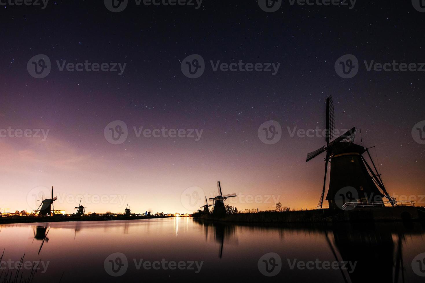 cielo estrellado sobre molinos holandeses. foto