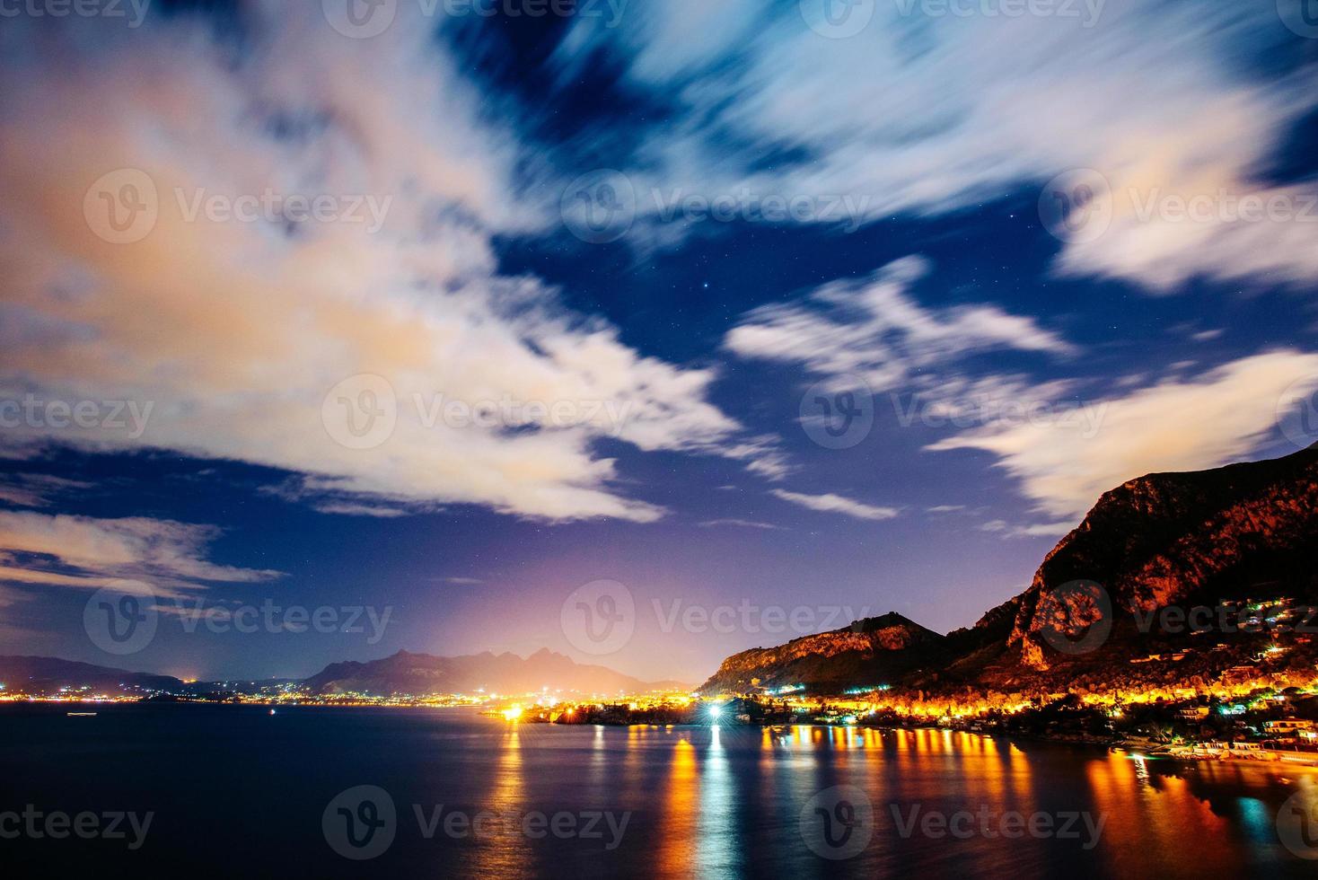 cielo estrellado de la noche. nublado foto