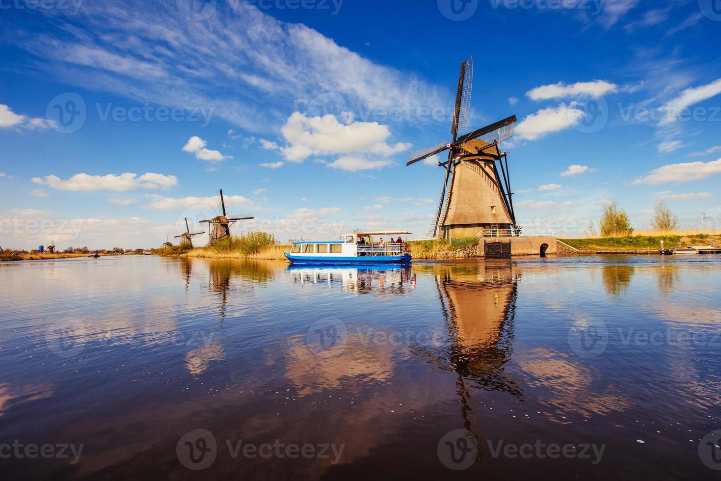 molinos de viento holandeses tradicionales del canal rotterdam. foto